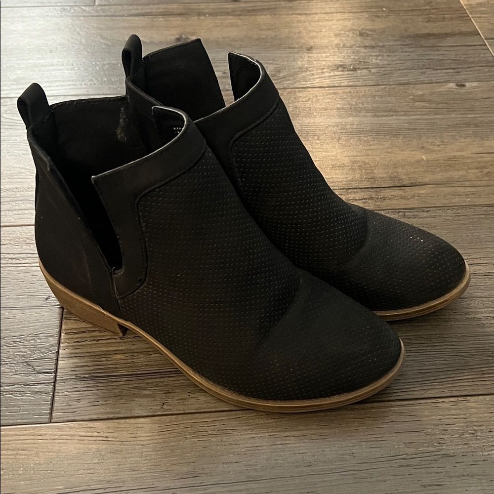 Source Unknown Black Textured Ankle Booties